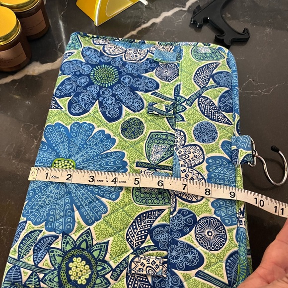 SOLD - Vera Bradley hanging travel organizer - like new! - Picture 4 of 4